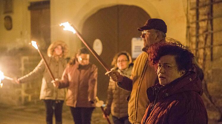Rechts im Bild Stadtführerin Birgit Geißler, die den Hexenlauf leiteteRené Ruprecht