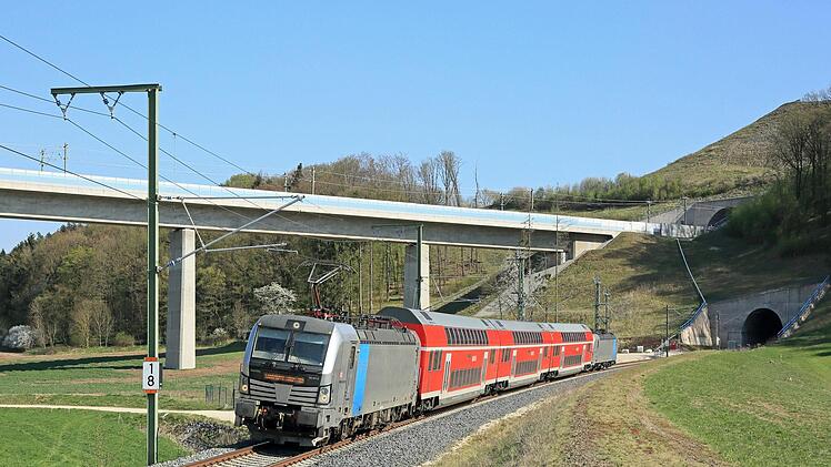 Regionalexpresszüge verbinden derzeit Coburg alle zwei Stunden mit Nürnberg und nutzen dafür die ICE-Strecke. Die Bahn hat zugesagt, ihr ICE-Angebot in Coburg in den nächsten Jahren auszuweiten. Der Deutschlandtakt des Bundesverkehrsministeriums sieht ab 2030 nur noch eine "regionale Fernverbindung" über Coburg vor - nicht schneller als die Regionalzüge jetzt. Foto: DB AG
