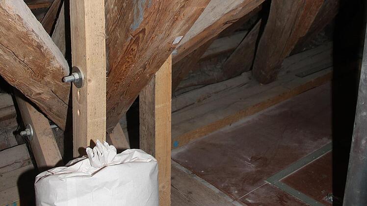 Die Tragkonstruktion des Walmdaches wurde  bereits verst&auml;rkt. Foto: Sonny Adam