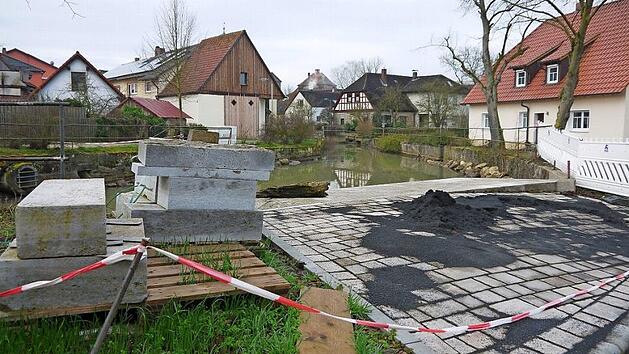 Vor dem letzten Akt: Mit der Neugestaltung des Gel&auml;ndes rund um den Dorfteich wird die Dorferneuerung Lahm-P&uuml;lsdorf in diesem Jahr abgeschlossen. Foto: Berthold K&ouml;hler