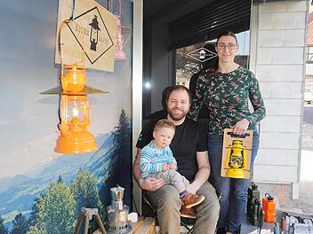Familie Schmidt aus Fladungen hat ein Faible für Camping. Sie haben für die klassische Petroleumlampe einen Lampenschirm entwickelt. Im Schaufenster in Fladungen und im Internet präsentieren  sie ihr Sortiment. Das Bild zeigt Benedikt und Linda Schmidt mit Söhnchen Oliver. Foto: Marion Eckert