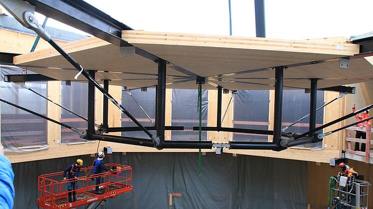 Präzisionsarbeit für die Dachspinne des Globe-Neubaus: so schwebt die tonnenschwere Konstruktion ins Innere - vom Abheben bis zum Andocken getragen von einem riesigen Autokran.Foto: Jochen Berger