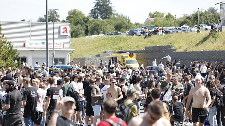 Hunderte Personen belagern Emskirchen: Aufruf zum "Schanzenfest" versetzt Stadt in den Ausnahmezustand