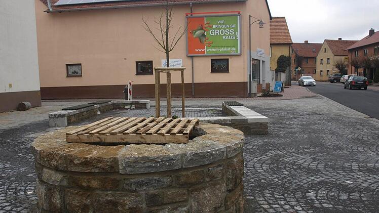 Am alten Rathausplatz, dessen Gestaltung in die Sanierung der Hauptstraße einbezogen wurde, wurde ein Ginkgo gepflanzt.  Foto: Stefan Geiger
