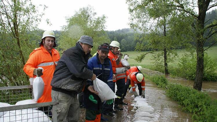 Etliche Helfer packten in Tretzdendorf mit an, um Sandsäcke zu stapeln, die die Aaurach einigermaßen im Zaum halten sollten.
