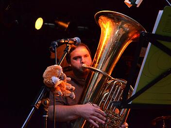 Tubist Tofu-Tobi begeisterte nicht nur mit seinen musikalischen Darbietungen. Er packte auch wieder sein gefürchtetes Witzebuch aus und gab einige der schlechtesten Kalauer zum Besten. Foto: Musikinitiative