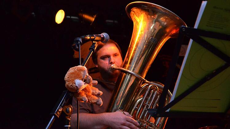 Tubist Tofu-Tobi begeisterte nicht nur mit seinen musikalischen Darbietungen. Er packte auch wieder sein gefürchtetes Witzebuch aus und gab einige der schlechtesten Kalauer zum Besten. Foto: Musikinitiative