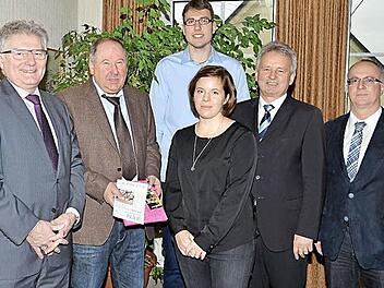 Verabschiedung des Kämmerers. Im Bild (von links) VG-Vorsitzender und Bürgermeister Günther Hübner (Harsdorf), Alfred Kolenda, VG-Leiterin Karin Holzbecher, Bürgermeister Werner Diersch (Trebgast), Bürgermeister Stephan Heckel-Michel (Ködnitz), hinten der neue Kämmerer Christopher Schröder. Foto: Dieter Hübner