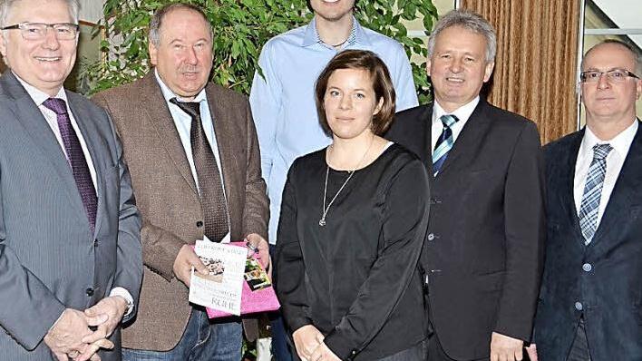 Verabschiedung des Kämmerers. Im Bild (von links) VG-Vorsitzender und Bürgermeister Günther Hübner (Harsdorf), Alfred Kolenda, VG-Leiterin Karin Holzbecher, Bürgermeister Werner Diersch (Trebgast), Bürgermeister Stephan Heckel-Michel (Ködnitz), hinten der neue Kämmerer Christopher Schröder. Foto: Dieter Hübner