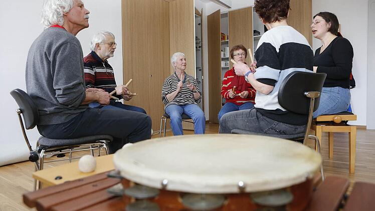 Die zweite rhythmische Floskel wird mit Klanghölzern unterstützt. Foto: Matthias Hoch