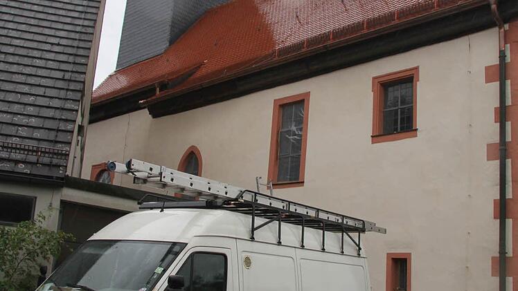 Die Schädlingsbekämpfer der Firma Binker Materialschutz aus Lauf an der Pegnitz sind in Ludwigschorgast angekommen und bereiten die alte Kirche auf die Begasung vor.