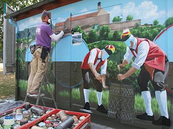 Sprayer Markus Ronge macht aus dem Trafohäuschen ein Kunstwerk , auf dem Büttner und die Plassenburg zu sehen sind. Fotos: Sonja Adam