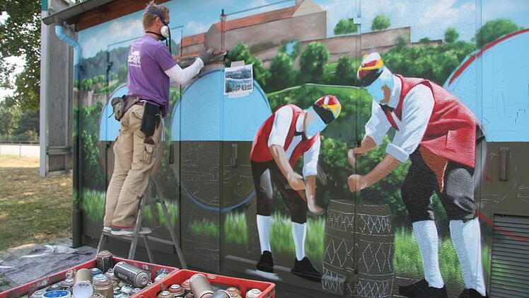 Sprayer Markus Ronge macht aus dem Trafohäuschen ein Kunstwerk , auf dem Büttner und die Plassenburg zu sehen sind. Fotos: Sonja Adam