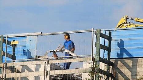 Hier wird bereits die schadhafte Fingerkonstruktion ausgetauscht.