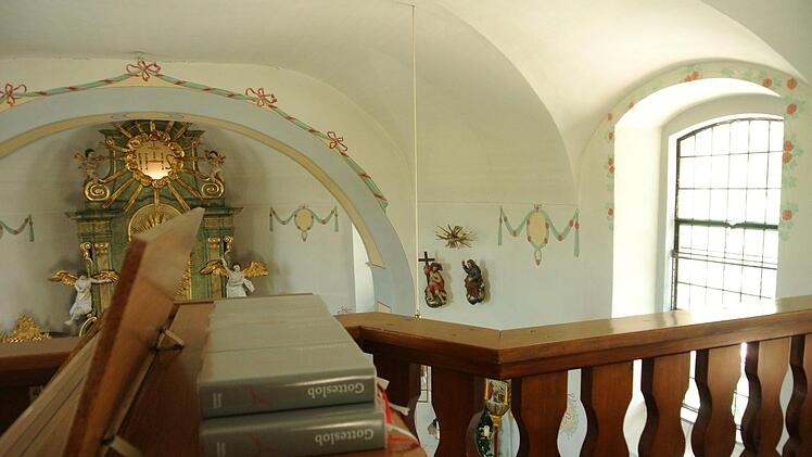 Mit liebevollen Details ist die Georgskirche in Roßstadt ausgemalt. Das Barockkirchlein, geweiht 1747, entstand einst im Bistum Würzburg und gehört heute zur katholischen Pfarrei Trunstadt im Erzbistum Bamberg. "Wir sind Grenzgänger" schmunzelt Kirchenpfleger Richard Graser.