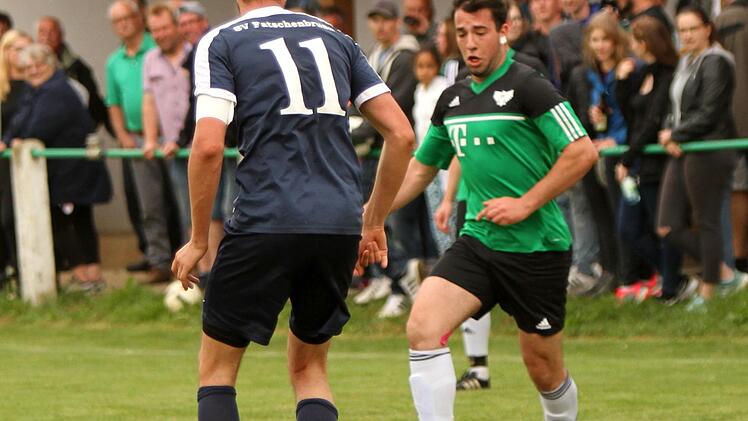 Der Oberschwappacher Franceso Terrana (r.) im Duell mit dem Fatschenbrunner Andrian Neundörfer.  Foto: Günther Geiling