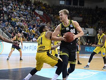 Neuzugänge im Duell: Center Eric Mika (rechts) kam bei seinem Debüt für Bayreuth auf drei Zähler. Ludwigsburgs Neuer Center Marco Knigth (links), der auch schon für die Baunach Young Pikes gespielt hat, war dagegen mit 22 Zählern gleich Bester seiner Teams.  Foto: Peter Mularczyk