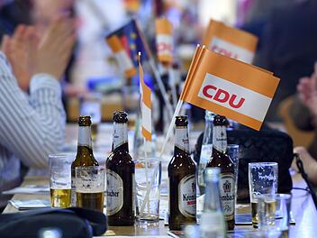 Unbekannte haben blutige Schweinehaut im Haus der CDU in Eisenach ausgelegt. Symbolbild: Ina Fassbender/dpa