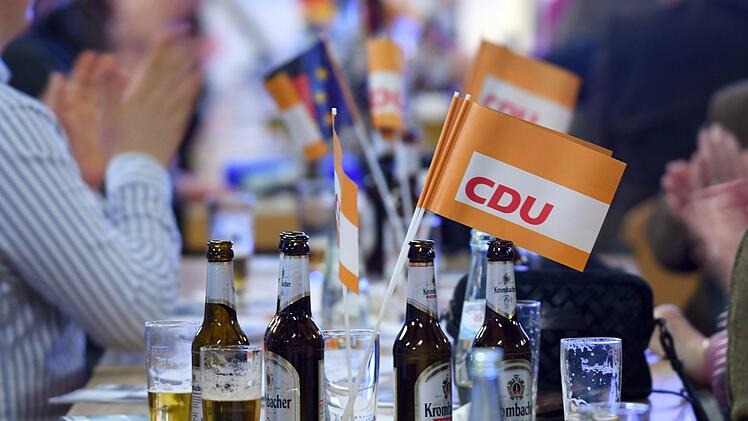 Unbekannte haben blutige Schweinehaut im Haus der CDU in Eisenach ausgelegt. Symbolbild: Ina Fassbender/dpa