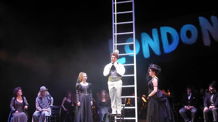 Mackie Messer (Dominique Bals) am Galgen, umringt von seinen Huren (hinten links), seiner Gang (rechts), seinen Schwiegereltern Celia Peachum (ganz links Anja Stange) und Jonathan Peachum (daneben Volker Ringe) und bedrängt von seinen Möchtegern-Ehefrauen Polly Peachum (links Marina Schmitz) und Lucy (rechts Birgit Reutter) in einer mit Ovationen gefeierten Aufführung der "Dreigroschenoper" zum Abschluss des 34. Theaterrings im Kurtheater. Foto: Thomas Ahnert