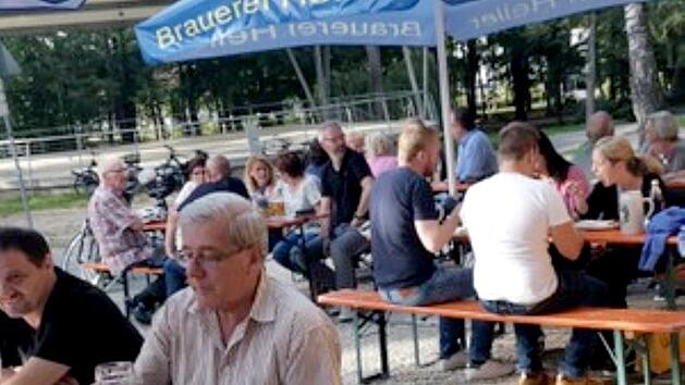 Am Samstag war Eröffnungsabend auf dem Heller-Keller im Weihersbach.  Sehr zur Freude der Familie Baier waren  alle Garnituren besetzt. Foto: Richard Sänger