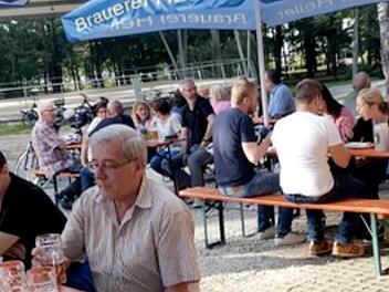 Am Samstag war Eröffnungsabend auf dem Heller-Keller im Weihersbach.  Sehr zur Freude der Familie Baier waren  alle Garnituren besetzt. Foto: Richard Sänger