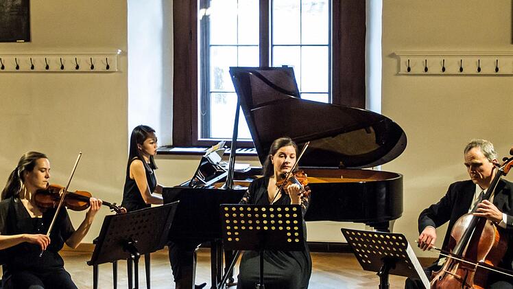 Dorothee Steuler, Kyoko Frank, Anna-Maria Kotani und Johannes Keltsch (von links) gestalteten den Auftakt der Coburger  Rathauskonzerte.Foto: Jochen Berger