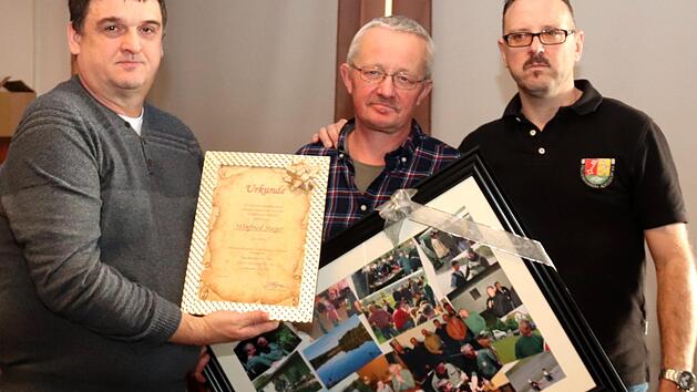 Zweiter Vorsitzender Stefan H&uuml;mmer (links) und erster Vorsitzender Rainer Haagen &uuml;berreichen dem scheidenden Gew&auml;sserwart Winfried Steger ein Erinnerungsgeschenk und eine Urkunde  Foto: Johanna Blum