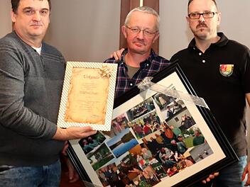Zweiter Vorsitzender Stefan Hümmer (links) und erster Vorsitzender Rainer Haagen überreichen dem scheidenden Gewässerwart Winfried Steger ein Erinnerungsgeschenk und eine Urkunde  Foto: Johanna Blum