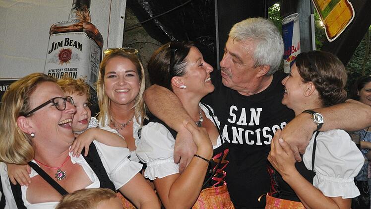 Der "Schlawiner-Freddy" wie man ihn kannte: als Hahn im Korb am 60. Geburtstag.  Nach dem Annafestumzug busselten die Damen der Kersbacher Trachtengruppe den Jubilar