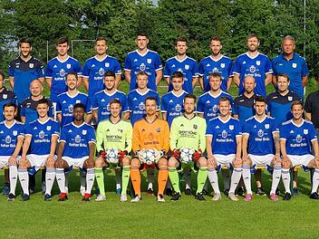 Unser Bild zeigt den TSV Münnerstadt mit (hinten, von links) Simon Snaschel (spielender Co-Trainer), Sebastian Schubert, Nicolas Weber, Daniel Vielwerth, Lukas Schmittzeh, Jannik Schmittzeh, Sebastian Köhler und Rainer Schmittzeh (Abteilungsleiter); (mittlere Reihe, von links) Goran Mikolaj (Trainer), Günter Scheuring (Vorsitzender), Niklas Markart, Nico Markert, Niklas Sperlich, Moritz Rittelmeier, Benedikt Back, Manfred Back (Abteilungsleiter), Walter Fleischmann (Abteilungsleiter) und Xav...