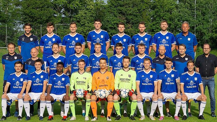 Unser Bild zeigt den TSV Münnerstadt mit (hinten, von links) Simon Snaschel (spielender Co-Trainer), Sebastian Schubert, Nicolas Weber, Daniel Vielwerth, Lukas Schmittzeh, Jannik Schmittzeh, Sebastian Köhler und Rainer Schmittzeh (Abteilungsleiter); (mittlere Reihe, von links) Goran Mikolaj (Trainer), Günter Scheuring (Vorsitzender), Niklas Markart, Nico Markert, Niklas Sperlich, Moritz Rittelmeier, Benedikt Back, Manfred Back (Abteilungsleiter), Walter Fleischmann (Abteilungsleiter) und Xav...