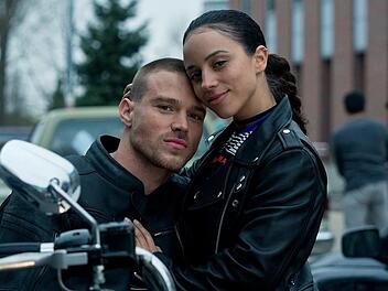 Sienna (Kiana Madeira) und Jax (Matthew Noszka) leben für den Kampf im Oktagon.
Dass die beiden eines Tages zu Rivalen werden würden, hätte niemand für möglich gehalten.