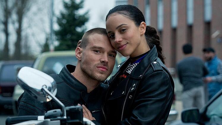 Sienna (Kiana Madeira) und Jax (Matthew Noszka) leben für den Kampf im Oktagon.
Dass die beiden eines Tages zu Rivalen werden würden, hätte niemand für möglich gehalten.