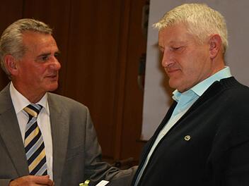 Vorsitzender Oswald Marr (links)  bedankte sich bei Ewald Münch für sein Engagement. Da Münch nicht mehr Kreisobmanns des Bauernverbandes ist, stand er nicht mehr zur Wahl. Foto: Veronika Schadeck