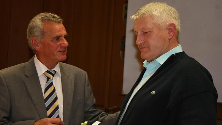 Vorsitzender Oswald Marr (links)  bedankte sich bei Ewald Münch für sein Engagement. Da Münch nicht mehr Kreisobmanns des Bauernverbandes ist, stand er nicht mehr zur Wahl. Foto: Veronika Schadeck