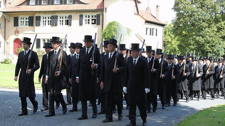 Los geht's: Mit Frack und Zylinder sowie dem geschulterten Gewehr ziehen die "wehrhaften Bürger" heute ab 12.45 Uhr durchs Dorf.Foto: Archiv (Nathalie Zapf, 2011)