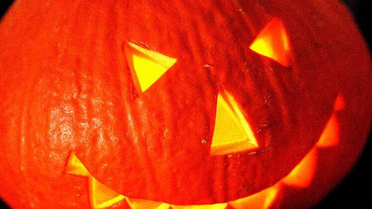 Geschnitzte und von innen beleuchtete Kürbisse gehören dazu. Foto: epd