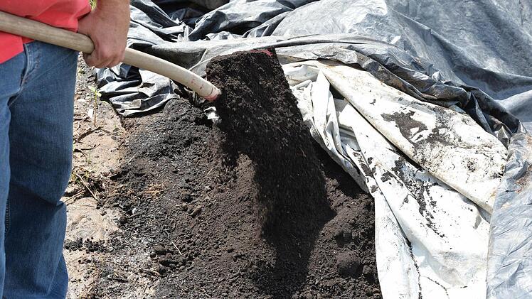 Eine Schaufel Terra Preta. Foto: Ronald Rinklef