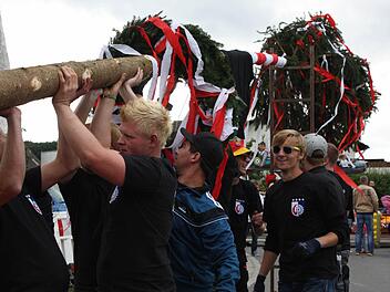 Ruckzuck ging das Baumaufstellen bei der Kirchweih in Gremsdorf. Die Ortsburschen (oben rechts) hatten vorher aber erst ein Hindernis aus dem Weg zu räumen. Für die Bläserjugend der Blaskapelle Gremsdorf war der Auftritt am Seniorennachmittag die Premiere. Fotos: Sonja Werner