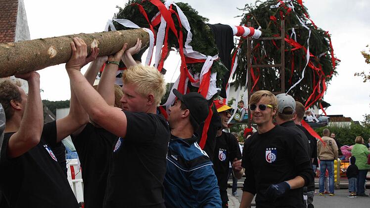 Ruckzuck ging das Baumaufstellen bei der Kirchweih in Gremsdorf. Die Ortsburschen (oben rechts) hatten vorher aber erst ein Hindernis aus dem Weg zu räumen. Für die Bläserjugend der Blaskapelle Gremsdorf war der Auftritt am Seniorennachmittag die Premiere. Fotos: Sonja Werner