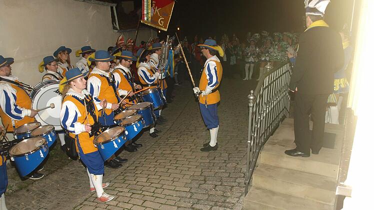 Zu den Klängen des Spielmannszugs erstürmten die Narren das Rathaus.  Foto: Stefan Geiger