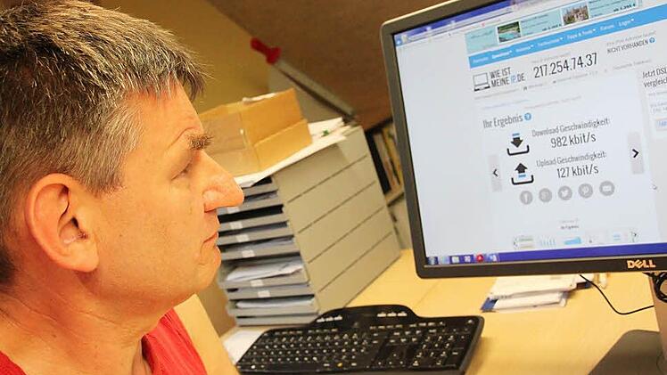 Die Ernüchterung steht Wolfgang Arneth ins Gesicht geschrieben. Mit nicht einmal einem Megabit kann in Frankenberg gesurft werden. Über das bayerische Förderprogramm sollen nun bessere Internetzeiten für die Bürger des Weismainer Ortsteiles anbrechen.  Foto: Stephan Stöckel