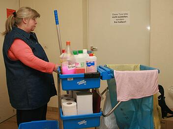 Zahlreiche Mitarbeiterinnen der Vinzenzwerke sind, wie auf diesem Symbolfoto, in der Gebäudereinigung beschäftigt. Der Solidaritätsfonds Arbeitslose der Diözese Würzburg unterstützt finanziell Arbeitsplätze von Menschen, die auf dem regulären Arbeitsmarkt keine Beschäftigung finden.  Foto: Bernhard Schweßinger/POW