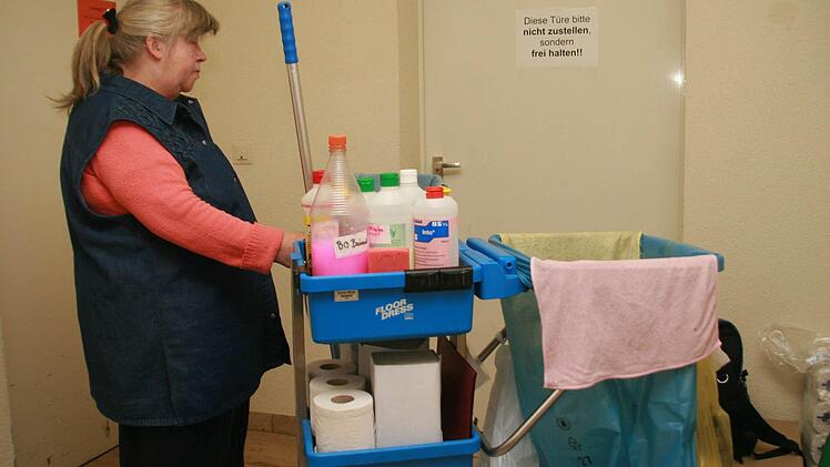 Zahlreiche Mitarbeiterinnen der Vinzenzwerke sind, wie auf diesem Symbolfoto, in der Gebäudereinigung beschäftigt. Der Solidaritätsfonds Arbeitslose der Diözese Würzburg unterstützt finanziell Arbeitsplätze von Menschen, die auf dem regulären Arbeitsmarkt keine Beschäftigung finden.  Foto: Bernhard Schweßinger/POW