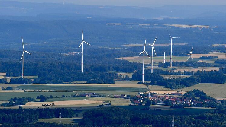 So sah es im Sommer 2016 aus: Während sich im Vordergrund schon die Rotoren des Windparks Neudorf drehen, waren beim Blick über Ludwag hinweg schon zwei der in Bau befindlichen Windräder auf Königsfelder Gebiet zu sehen.  Foto: Ronald Rinklef/Archiv