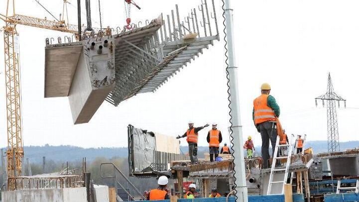 Wie in Zeitlupe bewegen sich die tonnenschweren vorgefertigten Brücken-Elemente.   Fotos: Barbara Herbst