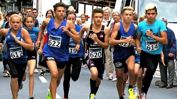 Start des Schülerlaufs 2: Gesamtsieger Jakob Häfner (Nr. 620), und der Zweite Matyas Kalocsai (Nr. 622, beide TV 48 Coburg) Links mit der Nr. 617: Regina Umlauft (TSV Mönchröden), Siegerin der Mädchen.