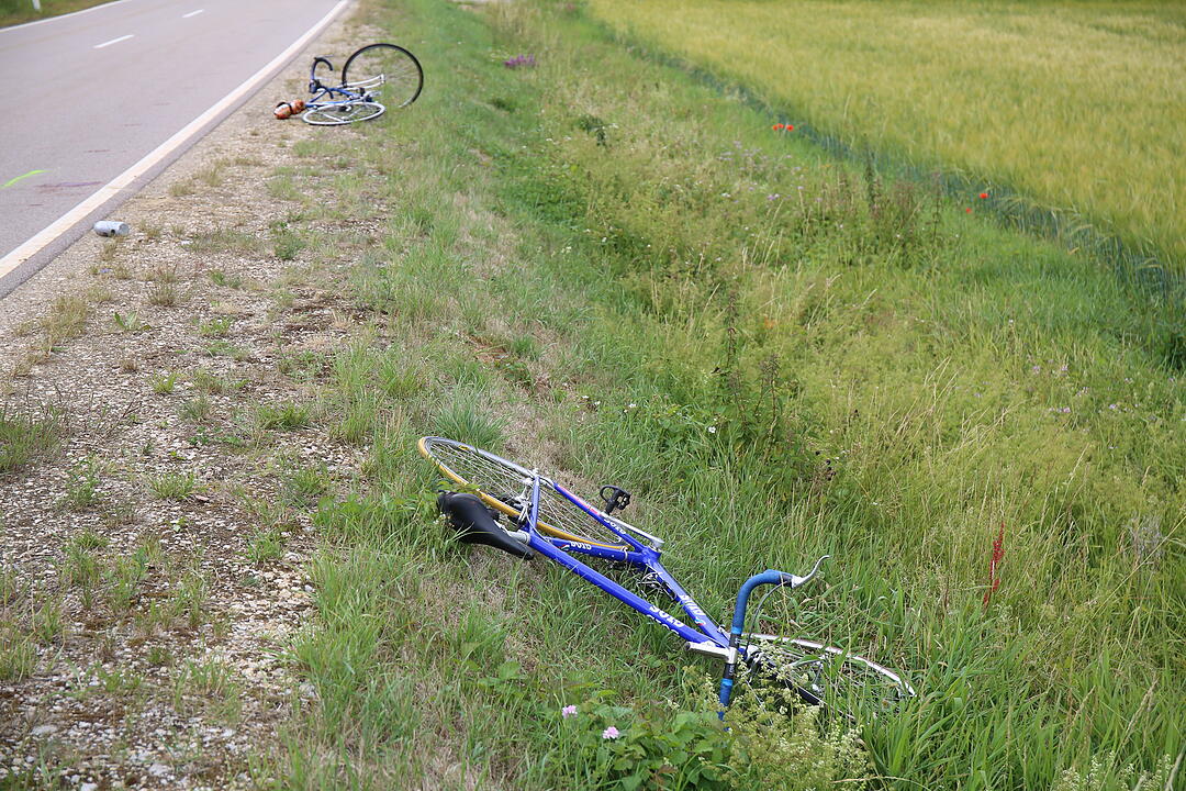 Auto prallt im Landkreis Forchheim mit zwei Radfahrern zusammen