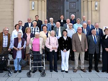 Sie gingen vor 50, 60, 65 und 70 Jahren zur Konfirmation. Jetzt feierten sie das Jubiläum in der Bad Kissinger Erlöserkirche .  Foto: Peter Rauch